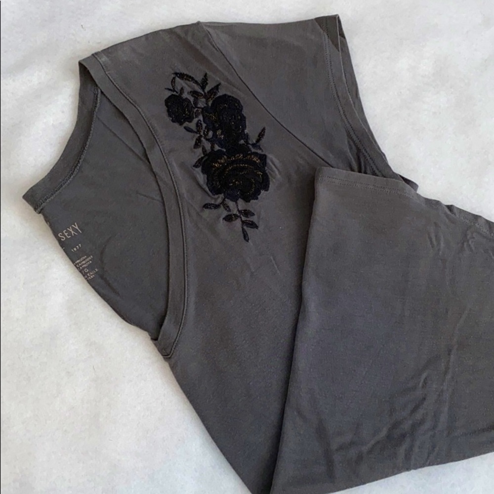 V-neck T Shirt with Flower Details